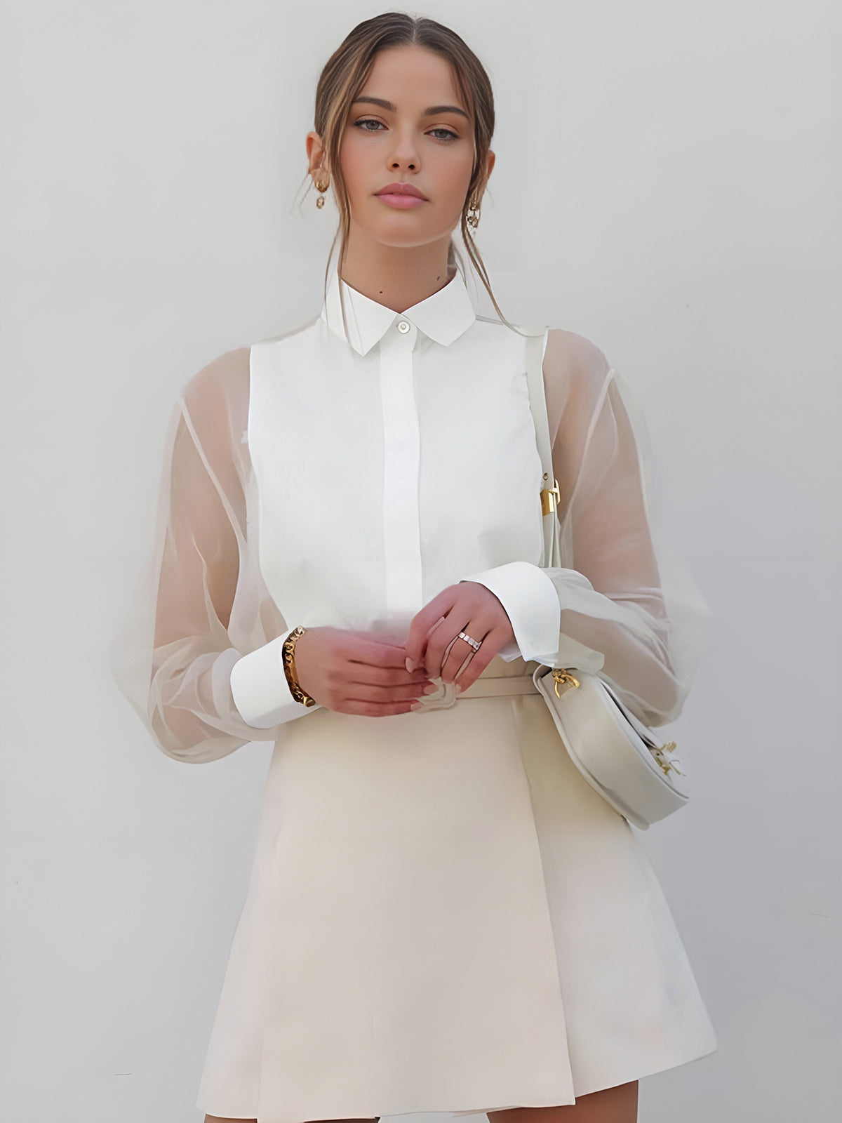 Damen Bluse Mit Langen Transparenten Ärmeln, Kragen Und Verdeckter Knopfleiste