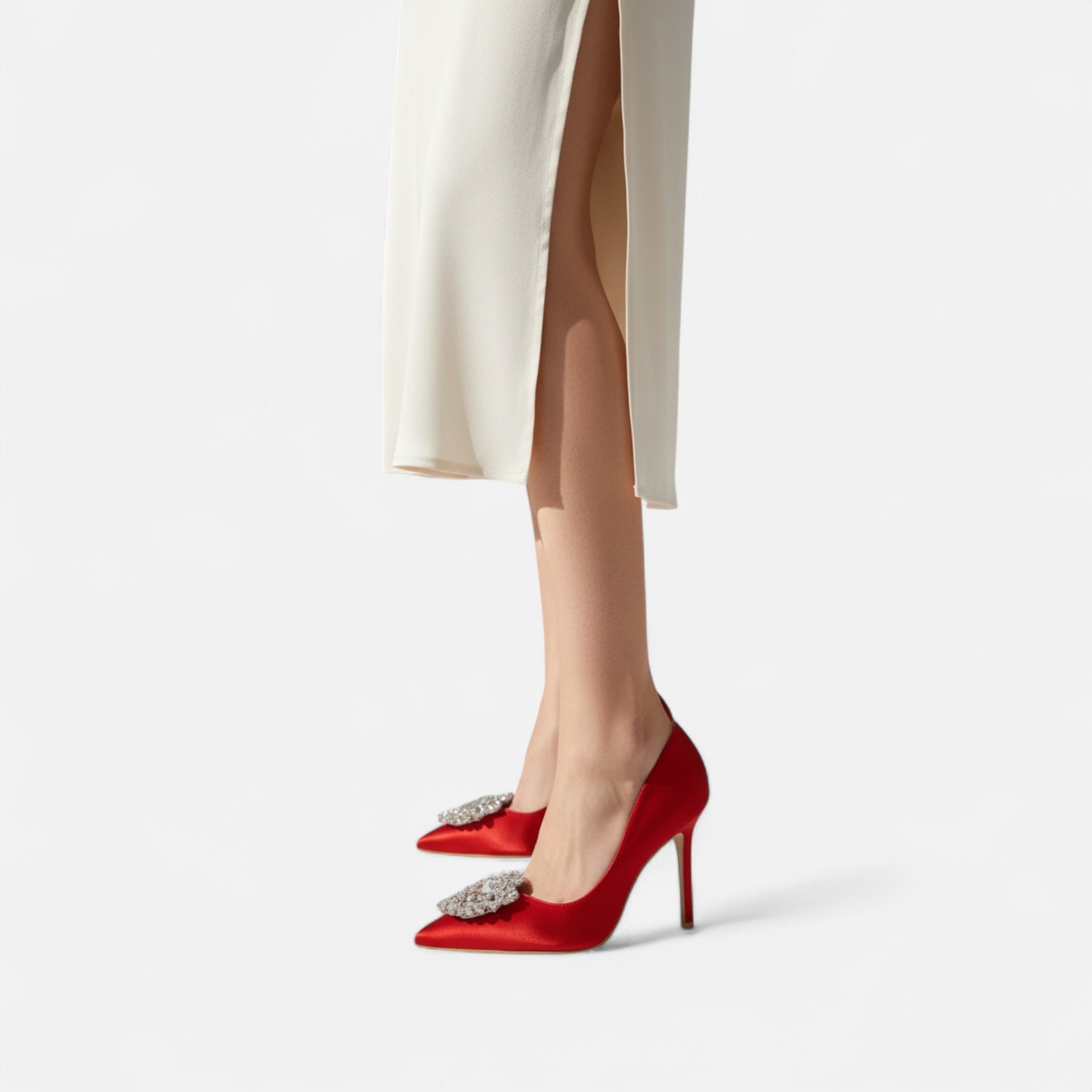 Damen Satin-Pumps Mit Spitz Zulaufenden Stiletto-Absätzen Und Kristallbrosche