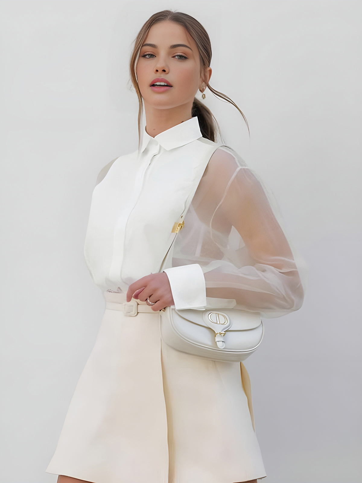 Damen Bluse Mit Langen Transparenten Ärmeln, Kragen Und Verdeckter Knopfleiste